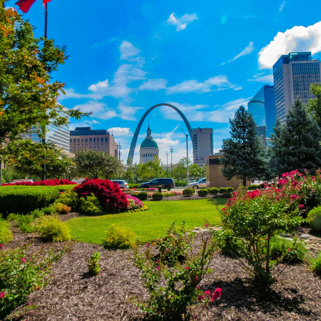 gorgeous picture of the St Louis Gateway Arch and Historic Old Courthouse in St. Louis photo by mbgphoto