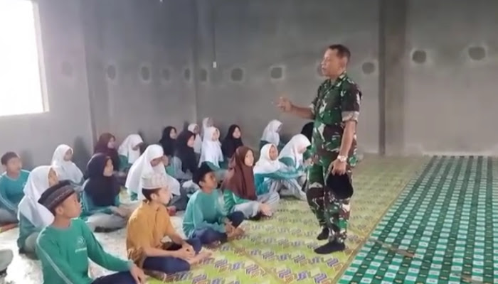 Babinsa Kodim 0204/DS Tanamkan Wawasan Kebangsaan Kepada Siswa Tebingtinggi