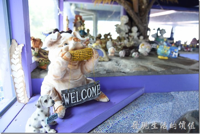 南投清境-瑪格麗特花園餐廳。小豬及小狗都叼著「WELCOME」坐在樓梯口。