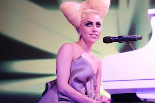 10 Foto Lady Gaga dengan Kostum Aneh, Unik dan Ekstrem