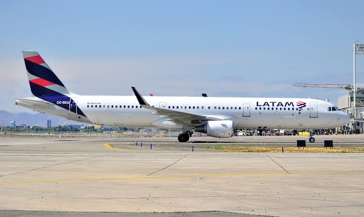 Latam Airbus A321 returns with pair of cracked windshields just half hour after departure.