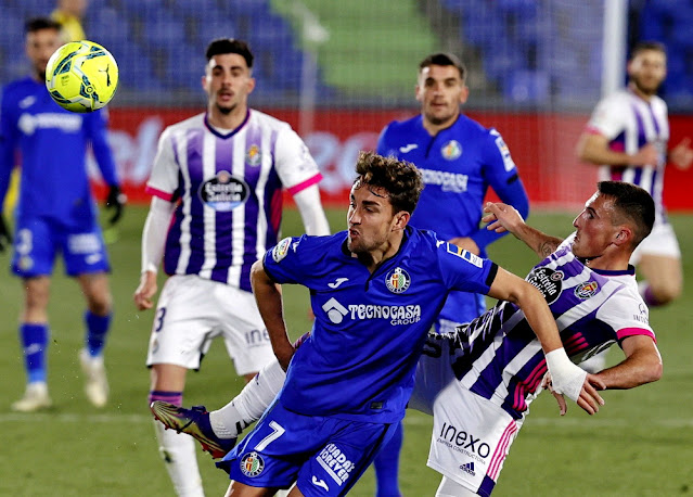 Jaime Mata y Fede San Emeterio disputan un balón ante la mirada de Kike Pérez y Arambarri. GETAFE C. F 0 REAL VALLADOLID 1. 02/01/2021. Campeonato de Liga de 1ª División, jornada 17. Getafe, Madrid, estadio Coliseum Alfonso Pérez. GOLES: 0-1: 37’, Weissman