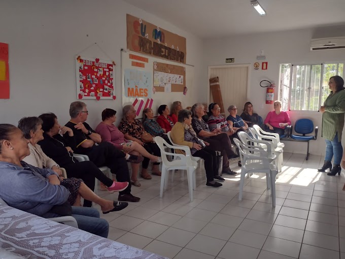 CRAS Colinas reúne idosos para assistir vídeo no qual foram os atores