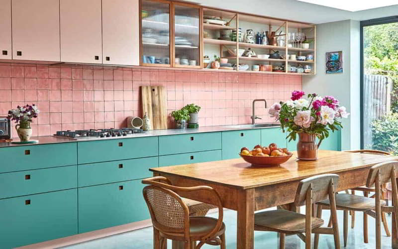 Thiết kế nhà bếp tinh tế với gạch ốp tường và nội thất đầy màu sắc