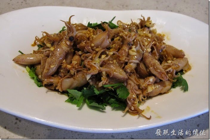 上海-望湘園。蒜香魷魚仔，RMB19。當初看照片的時候以為應該是小卷，等到牠真的上菜的後，才發現比小卷還小很多啊！應該說它是小小卷，菜名的魷魚仔還真貼切。老實說還蠻好吃的，只是有點鹹就是了。