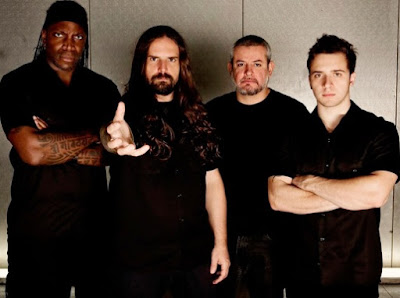 Foto de Sepultura posando parados