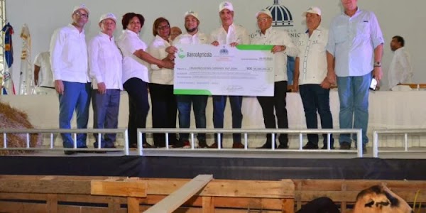 Abinader entrega 45 millones de pesos a criadores de ovicaprinos en Pedernales