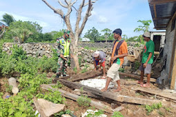 Babinsa 1511-01/Tiakur, Bantu Warga Bangun Dapur Rumah