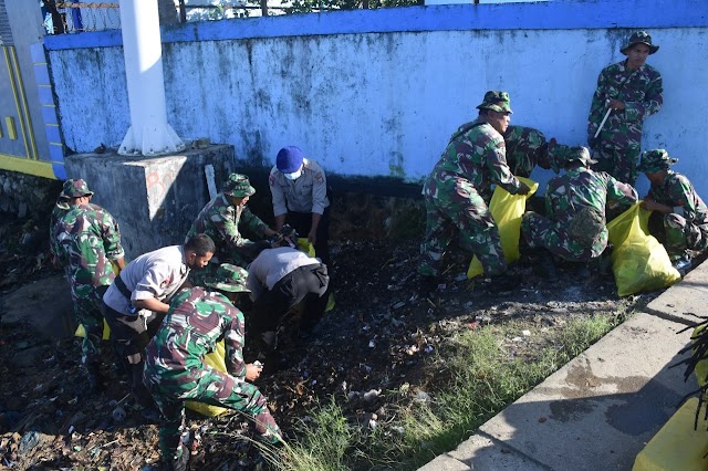 Wujud Sinergitas TNI-Polri Membersihkan Sampah Plastik Untuk Mewujudkan Kota Sorong Yang Bersih