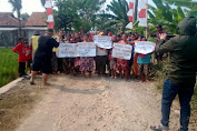 Puluhan Emak - Emak Tuntut Perbaikan Jalan Yang Rusak Parah Di Kampung Pulokukun - Pulopandak Sukatani