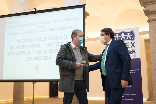 Hace entrega del premio: Don José María Vergeles Blanca. Vicepresidente Segundo y Consejero de Sanidad y Servicios Sociales de la Junta de Extremadura  Recoge el premio: Don Félix Palma García, Director del Consorcio Ciudad Monumental Histórico Artística y Arqueológica de Mérida.