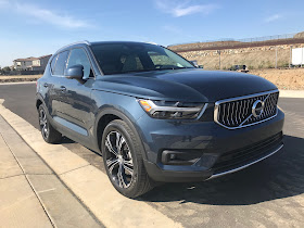 Front 3/4 view of 2020 Volvo XC40 T5 AWD Inscription