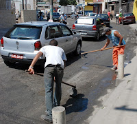  Na R. Fileuterpe, uma equipe do município iniciou a limpeza e preparação da rua com a retirada da fresagem para receber o novo asfaltamento