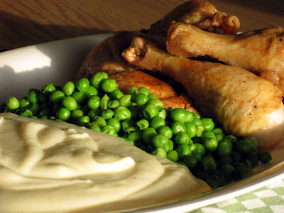 Fried chicken with garlic mashed potatoes and peas