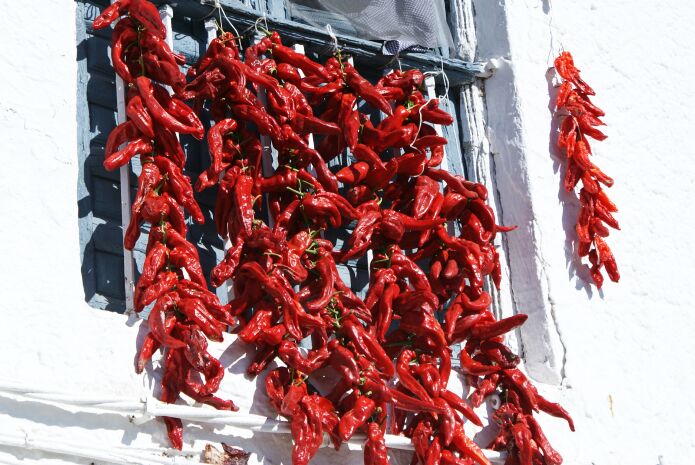 Strings of red peppers in Tímar - foto: casa rural El Paraje