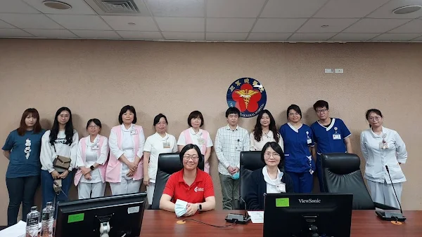 ▲大葉大學護理系畢業生蘇品彥(後排左二)在三軍總醫院實習。（記者林明佑翻攝）