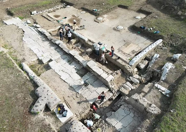 Αεροφωτογραφία της ανασκαφής με τα δύο μονοπάτια που ευθυγραμμίζουν τον δρόμο που χωρίζει τη βασιλική (πάνω) από το θέατρο (κάτω) στην Interamna Lirenas. [Credit: Alessandro Launaro]