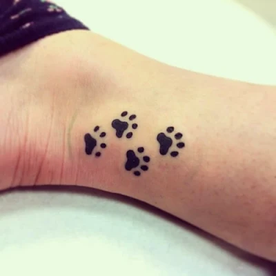 tatuaje de huellas de perrito