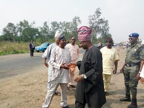 Gov. Amosun Controls Traffic on Lagos-Ibadan Expressway as King Sunny Ade Thanks Him (Photos)