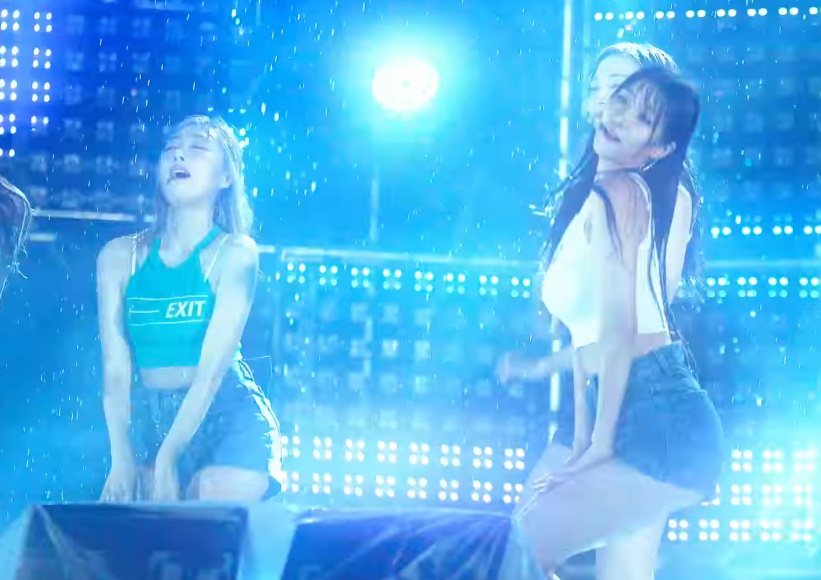 All About Girls K Pop 宇宙少女 大雨のステージで完璧なパフォーマンスを見せ 会場から大喝采を浴びる