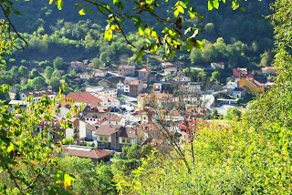 Vista de Pola de Somiedo desde la carretera a Valle de Lago