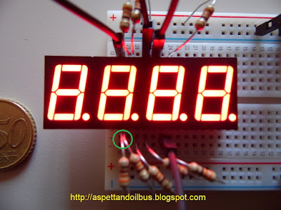 Fig. 4 - Display HS420561K-32 acceso - foto di Paolo Luongo