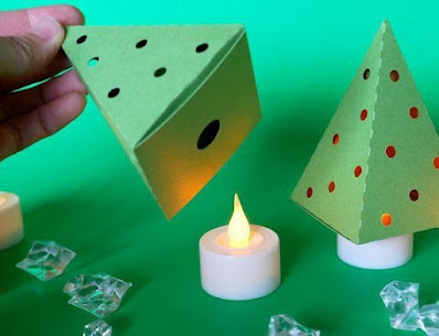 Árvore luminária de natal: Caixinha pirâmide com furos e vela eletrônica.