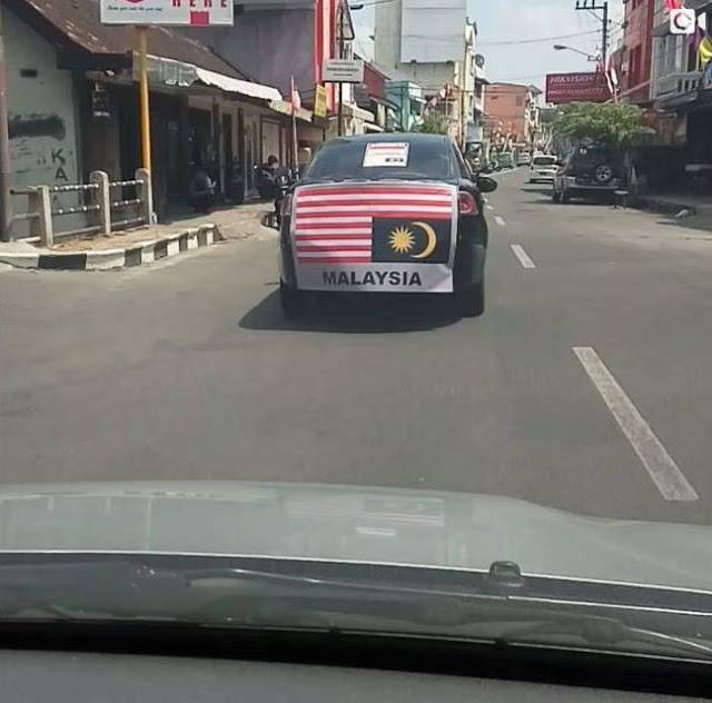 Warga Solo ini Keliling Jalanan Kota dengan Memasang Bendera Malaysia Terbalik