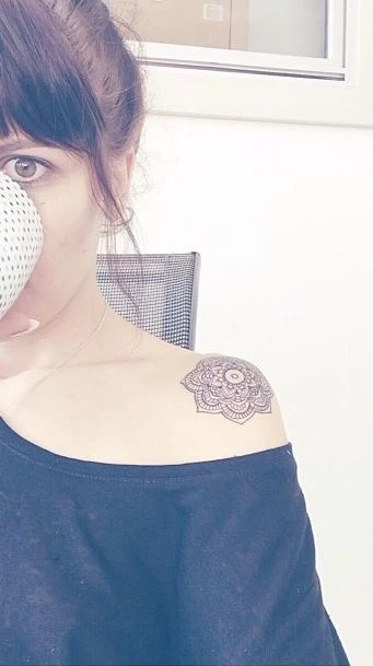 Vemos un tatuaje de mandala en una chica, el tatuaje es delicado y un tatuaje femenino