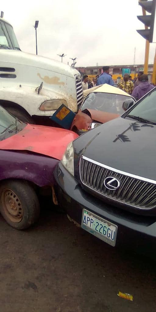 Tanker crushes six vehicles in Ibadan