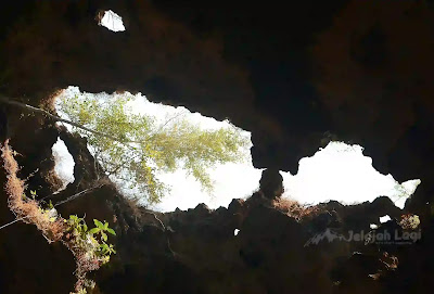 Atap Bolong Atas Goa Lawa Songgom Brebes - Foto Jelajah Lagi x JL Jaenal Jalalludin