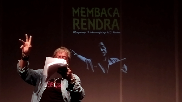 Membaca Rendra