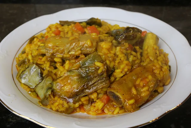Arroz con costillas y alcachofas