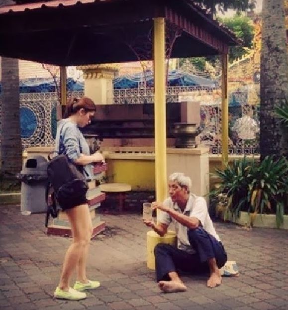 Angel Locsin Was Spotted Enjoying Eating Isaw And Burger In Boracay! 