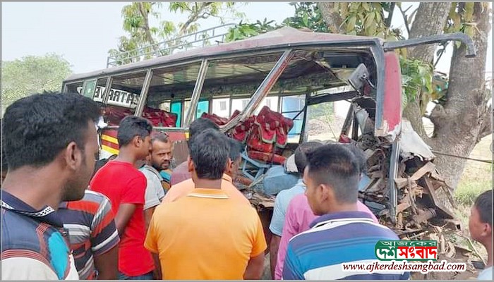 নওগাঁয় যাত্রীবাহী বাস ও ট্রাকের সংঘর্ষে নিহত ৪, আহত ৩০