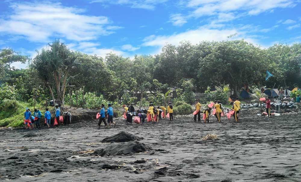 Kegiatan Beach Clean Up di Pantai Bambang 2013  KIM SINAR 