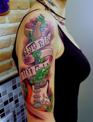 Violão com a música tatuagem para as meninas no braço, olhar bonito