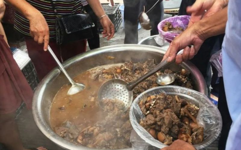 Chinese peoples cooking weird food in public