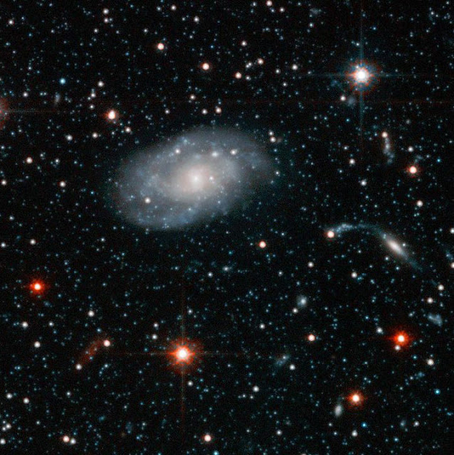 bintang-muda-lingkaran-halo-andromeda-dalam-visi-tajam-hubble-informasi-astronomi
