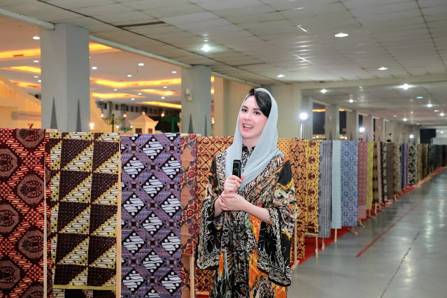 Arumi Bachsin Jadi Model Jogja Batik Festival 2022