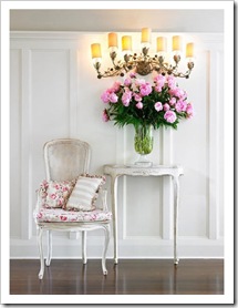 lucas allen photography gran candelabro pared consola y sillas decapadas en blanco