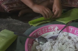 Tidak lengkap jika hari raya Idul Fitri di Bone, Sulawesi Selatan jika tidak ada tumbu, makanan khas Bugis Bone. Makanan pengganti ketupat ini sungguh mengundang selera. 