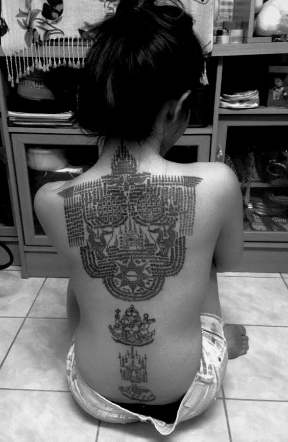 vemos a una mujer con tatuaje tibetano