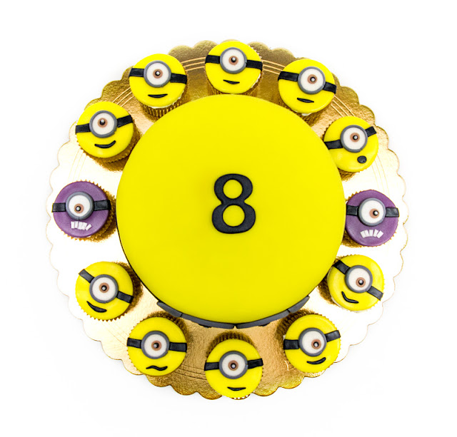 Minion cake and cupcakes Torta minioni in kolački top shot