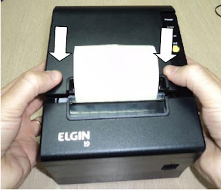 Fechando a tampa da Elgin i9 com o papel ja inserido