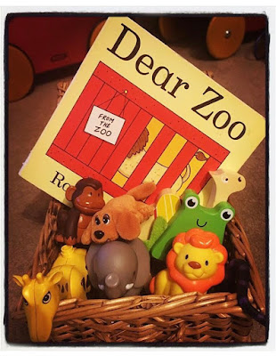 <img src="dearzoo.png" alt="diy storytelling basket role play">