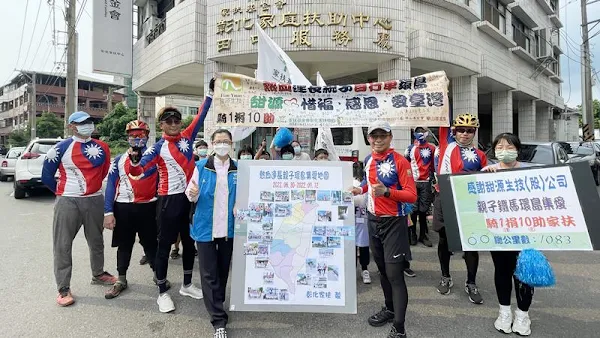 ▲熱血連長親子自行車環島12日傍晚返回田中服務處，家扶社工製作親子環島集愛地圖送給彰化家扶田中區扶幼委員會副主委陳俊然。（圖／彰化家扶提供）