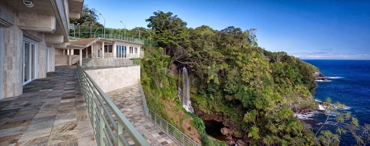 Terraces of an Impressive Waterfall House in Hawaii