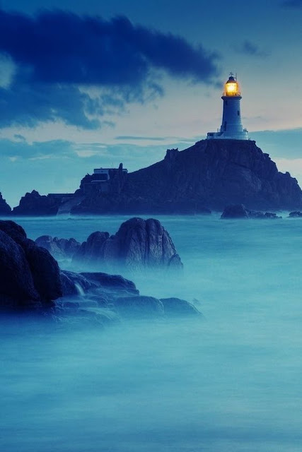 phare dans la nuit