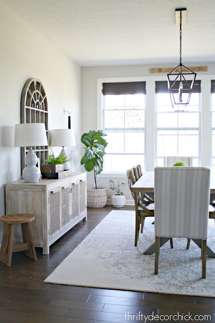 Light and neutral relaxed dining area